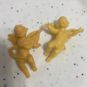 A PAIR OF VINTAGE FONTANINI CHERUBS WITH WINGS